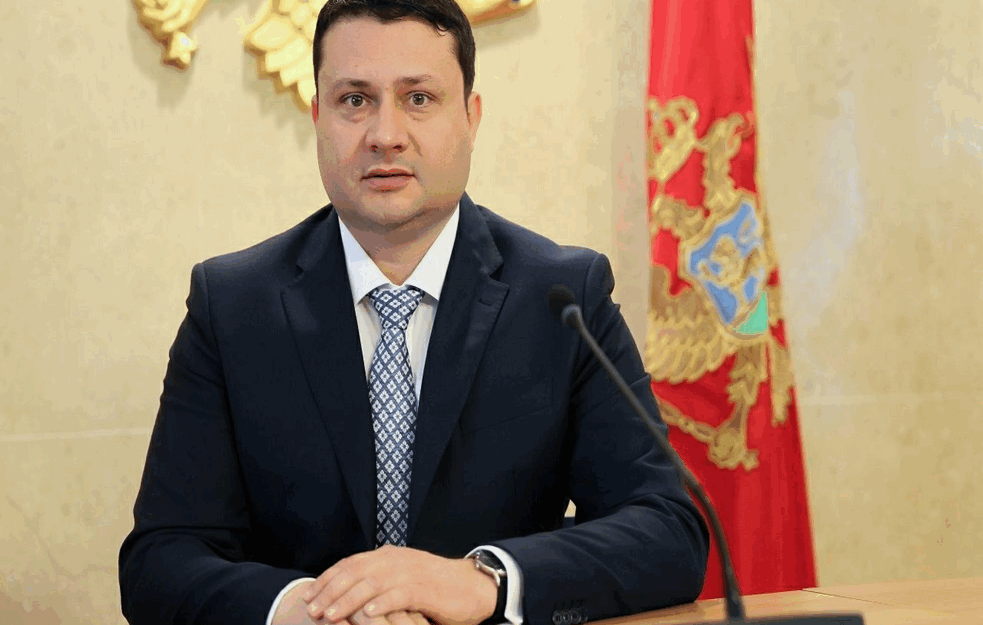 NEMA GDE NI NA KAFU DA SVRATI: Predsedniku opštine <span style='color:red;'><b>Bijelo Polje</b></span> više ni OBEĆANJA NE POMAŽU